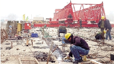 正在建設(shè)的鄭登快速通道跨南四環(huán)大橋。