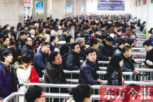鄭州火車站迎來(lái)節(jié)后最后一波客流高峰。昨日，售票廳內(nèi)人頭攢動(dòng)