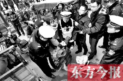 面對要暫扣的非機動車，看車人急了