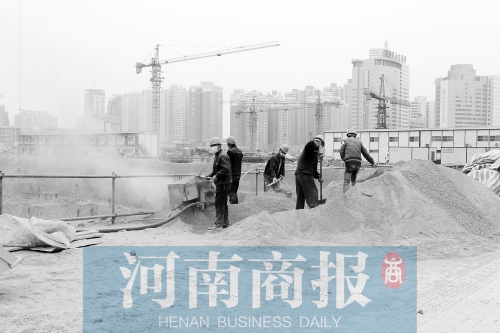 緯二路與東明路交叉口附近，一處工地上塵土飛揚(yáng) 記者 鄧萬(wàn)里/攝