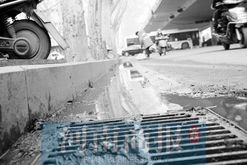 現(xiàn)場(chǎng)，污水流到了機(jī)動(dòng)車(chē)道上
