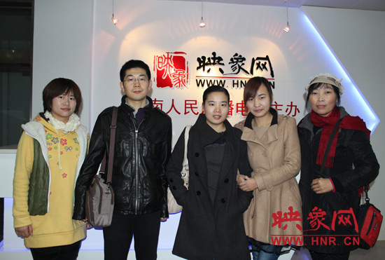 網(wǎng)友出發(fā)前和東方今報記者劉長征、河南電臺新聞廣播記者王巴燕（左二、左三）合影