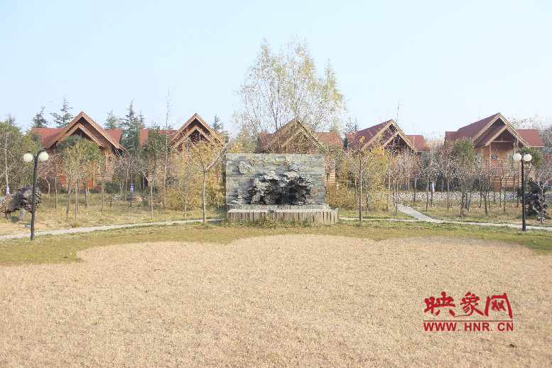 后面就是小別墅，前面是個(gè)廣場(chǎng)