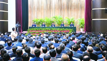昨日，全市領(lǐng)導(dǎo)干部大會在渝州賓館舉行。 重慶日報圖