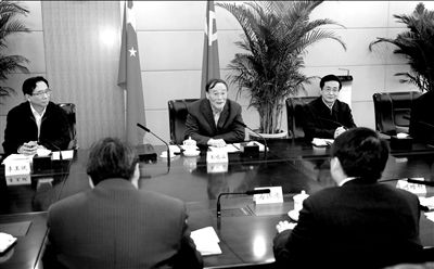 11月30日，中共中央政治局常委、中央紀(jì)委書記王岐山在北京主持召開座談會(huì)，聽取專家學(xué)者對(duì)黨風(fēng)廉政建設(shè)和反腐敗工作的意見和建議。新華社發(fā)