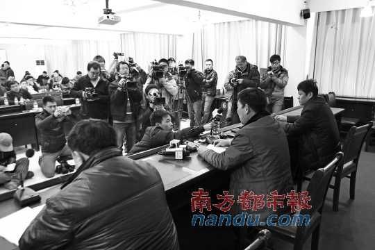 5日下午，河南蘭考縣召開新聞發(fā)布會，就民辦收養(yǎng)所火災(zāi)事故公開回應(yīng)。