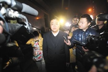 1月15日，重慶，庭審結(jié)束，張貴英的辯護律師接受媒體采訪。