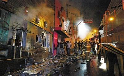 27日凌晨，巴西南里奧格蘭德州圣瑪麗亞市一家夜總會突發(fā)大火，造成至少245人死亡。圖為消防人員正在現(xiàn)場滅火救援。