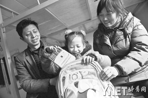 這是范勇一家在北京過得第二個春節(jié)，小女兒給記者展示習總書記送的書。
