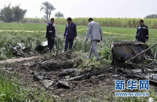 2月26日，在埃及旅游城市盧克索附近，警察和救援人員在發(fā)生熱氣球爆炸事故的現(xiàn)場查看熱氣球殘骸。
