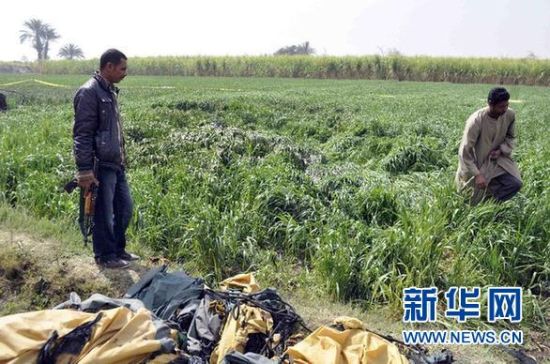 2月26日，在埃及旅游城市盧克索附近，當(dāng)?shù)匕踩藛T在發(fā)生熱氣球爆炸事故的現(xiàn)場查看。