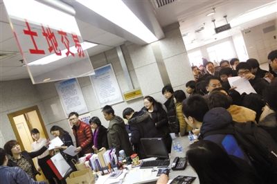 2月28日，北京市土地交易市場，各房地產(chǎn)企業(yè)代表準備競拍房山、大興、朝陽的13塊土地。