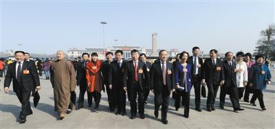 昨日，中國人民政治協(xié)商會議第十二屆全國委員會第一次會議在北京人民大會堂開幕。這是全國政協(xié)委員走向人民大會堂。新華社記者 陳樹根 攝