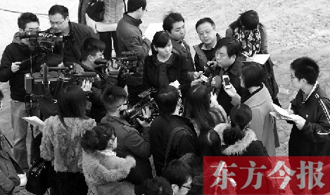 經(jīng)適房“下課”，公租房的申請(qǐng)、租金等備受關(guān)注，圖為鄭州市房管局規(guī)劃和住房保障處處長(zhǎng)馮榮智被媒體記者“