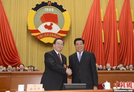 3月11日下午，全國(guó)政協(xié)十二屆一次會(huì)議在北京人民大會(huì)堂舉行第四次全體會(huì)議，俞正聲當(dāng)選政協(xié)第十二屆全國(guó)委員會(huì)主席。圖為政協(xié)第十一屆全國(guó)委員會(huì)主席賈慶林和俞正聲握手，表示祝賀。中新社發(fā) 廖攀 攝