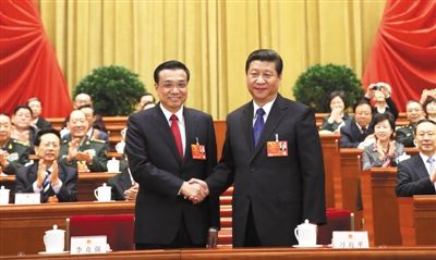 昨日，人大會(huì)議投票表決，決定李克強(qiáng)為國(guó)務(wù)院總理后，習(xí)近平和李克強(qiáng)親切握手。 新華社記者 蘭紅光 攝