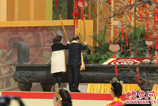 中國(guó)國(guó)民黨副主席蔣孝嚴(yán)及其夫人凈手上香 。映象網(wǎng)記者 邵恰 攝