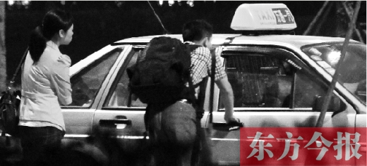 5月1日，記者夜探鄭州火車東站黑出租車，司機(jī)告知記者不打表40元，記者上車錄音取證