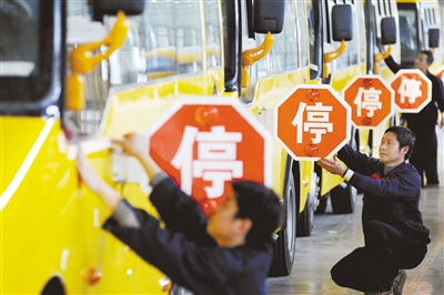4月28日，江西上饒，江西博能上饒客車員工正在為銷往廣東客戶的訂單大鼻子校車做最后的質(zhì)量安檢。圖/CFP