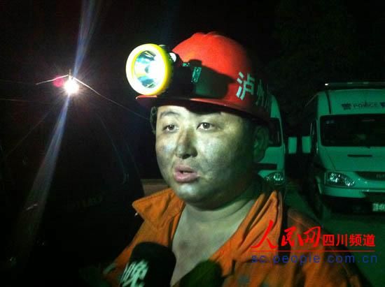 救援隊員出井時，滿臉煤灰，顯得十分疲憊。圖片為唐宗銀的隊友。（記者　李平　攝）
