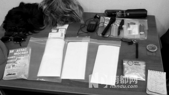 在福格爾身上發(fā)現(xiàn)的技術(shù)裝備和易容用具。