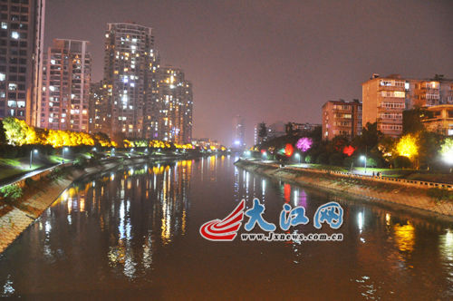 夜幕下的玉帶河，風(fēng)景很好，但是臭氣熏天。