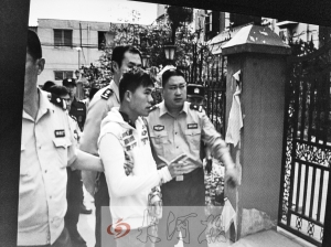 吳強指認現(xiàn)場(翻拍),他是高胖雇用的殺手之一。