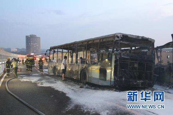 　　這是6月7日拍攝的廈門(mén)高架路上的快速公交起火事故現(xiàn)場(chǎng)。新華社發(fā)