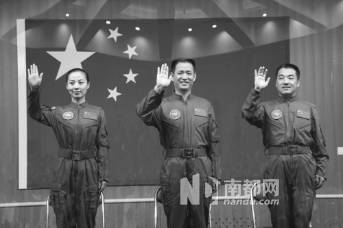 神舟十號航天員王亞平(左)、聶海勝(中)、張曉光(右)。 新華社發(fā)
