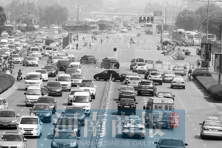 花園路封道施工，通行不暢 王春勝/攝