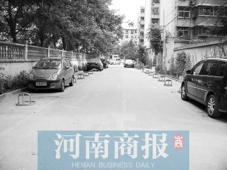 城市公共道路，成了很多人的“停車場” 記者 邱曉峰/攝
