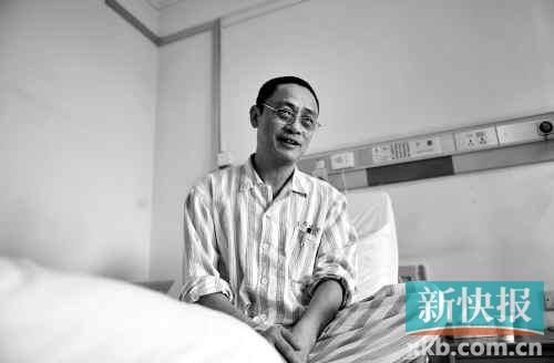 在病床上,趙海濱看起來(lái)比原先照片里消瘦了很多,雖然戴著一副近視眼鏡,卻掩飾不住鏡框后面發(fā)黑的眼圈。新快報(bào)記者孫毅/攝