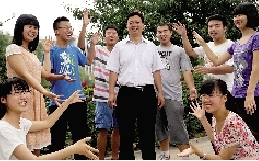 同學們用手臂連成光環(huán)，把班主任老師圍起來，表達對他的敬意和謝意。