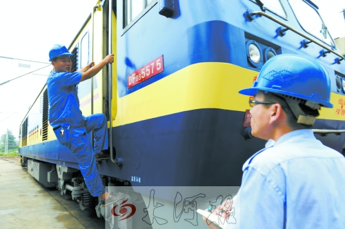　　首發(fā)車頭以內(nèi)燃機作牽引，途中車頭、車身都會換