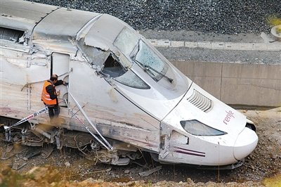 快速列車的車頭沒有受到太大損壞。