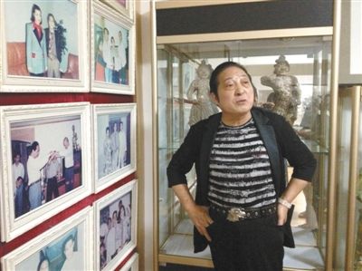 7月17日，王林向記者講述合影背后的故事。王林很樂(lè)于展示他和高官、名流的合影，但有官員曾回應(yīng)，合影不代表什么，有時(shí)候只是礙于朋友情面見(jiàn)他一下。新京報(bào)首席記者 張寒