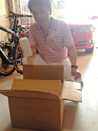 7月19日，王林的“徒弟”鄒勇向記者展示他從王林那里買到的“特供”酒。新京報(bào)首席記者 張寒