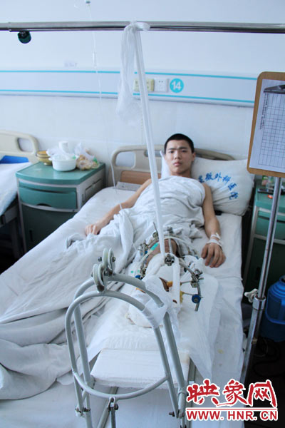 “如果有人肯幫我出4萬元的醫(yī)藥費，我愿意為他免費工作3年，多苦多累都行。”7月26日，躺在病床里上的