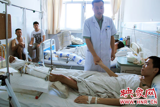 據(jù)仁濟醫(yī)院外傷科主任張明伍介紹，楊偉峰的小腿的創(chuàng)面已經(jīng)恢復得差不多了，治療情況還比較樂觀。但因為小腿