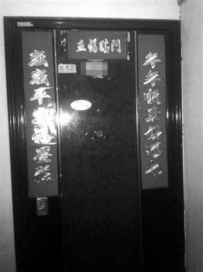 昨天22時許,被摔女童家房門緊閉,多名家屬稱,在協(xié)商處理孩子后事。新京報記者 楊鋒 攝