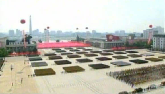 7月27日是《朝鮮停戰(zhàn)協(xié)定》簽署60周年紀念日，朝鮮在首都平壤舉行的盛大的閱兵儀式。圖為閱兵廣場。