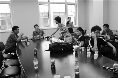 昨日，什剎海街道辦事處第四會(huì)議室，“什剎海女童練攤父親被打”事件的通氣會(huì)現(xiàn)場(chǎng)。