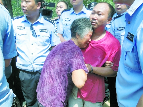 潛逃23年，歸案之時再見父母，最不能承受的究竟是誰？