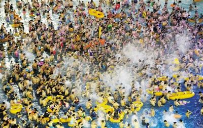 29日，湖北省武漢市，近日江城暑熱難解，人們紛紛前往水上樂(lè)園解暑，由于人數(shù)眾多，形成了“下餃子”的壯觀(guān)場(chǎng)面。圖/CFP