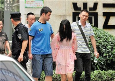 一名女犯罪嫌疑人被警方押出。新華社記者 薛玉斌 攝