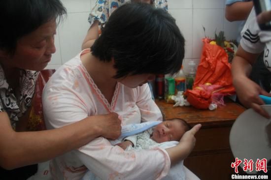 圖為陜西富平“產(chǎn)科醫(yī)生拐賣嬰兒”一案中的被拐嬰兒于8月5日中午在該縣婦幼保健院由當?shù)鼐浇挥谄涓改?。張一?攝