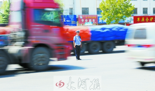 連霍高速受橋梁爆破影響禁止通車，310國道車流量迅速增加，當(dāng)?shù)亟痪块T安排大量警力保障道路暢通。