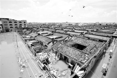 19日，廣東汕頭潮陽區(qū)和平鎮(zhèn)出現(xiàn)水浸現(xiàn)象。連日來，廣東省汕頭市潮陽區(qū)、潮南區(qū)普降暴雨。新華社發(fā)