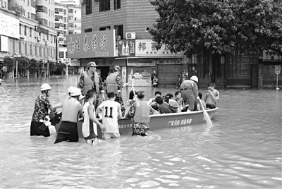 18日，廣東省清遠市陽山縣縣城,消防官兵合力推動沖鋒舟，轉(zhuǎn)移被困學(xué)生。新華社發(fā)