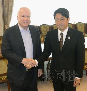 21日上午，美國(guó)共和黨資深參議員麥凱恩（左）與日本防衛(wèi)相小野寺在防衛(wèi)省會(huì)談前握手。（圖片來(lái)源：日本共